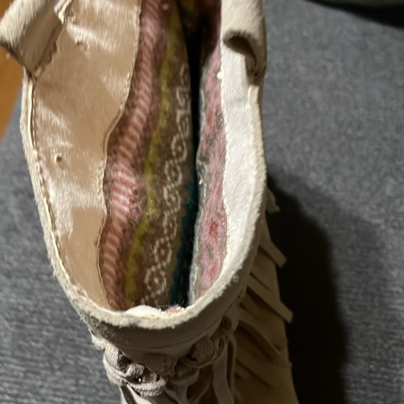 Suede boots with fringe. - Picture 5 of 6